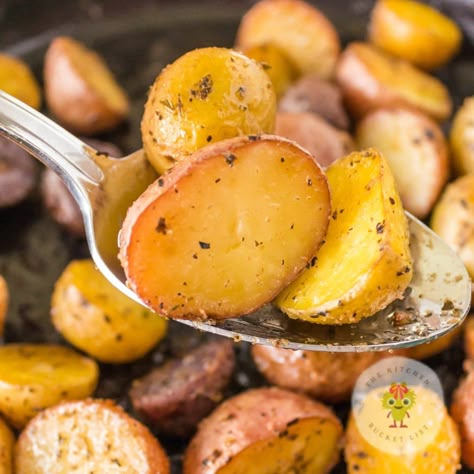 Smoked Potatoes Potatoes On Smoker Recipe, Smoked Sliced Potatoes, Smoked Red Potatoes, Potato Smoker Recipes, Potato’s On The Smoker, Smoked Baby Potatoes, Pellet Grill Potatoes, Smoked Potato Wedges, Smoked Red Potatoes In Smoker