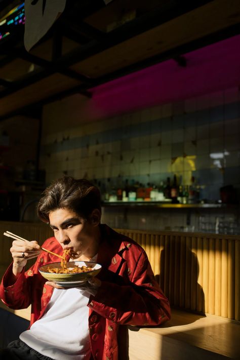 Asian Food Photography, Restaurants Near Me, Bowl Of Noodles, Video Design Youtube, Man Eating, Chinese Restaurants, Restaurant Photography, Restaurant Marketing, Restaurants Food