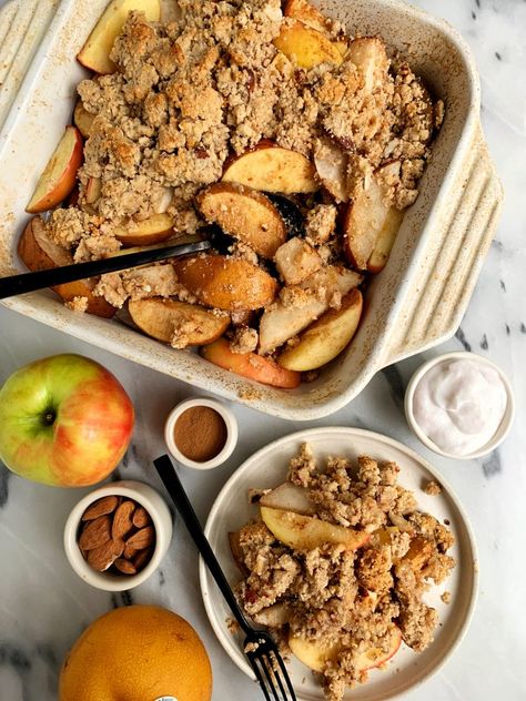 The Best Paleo Apple Pear Crisp Ever (gluten-free) Paleo Crumble, Apple Pear Crumble, Healthy Crumble, Paleo Apple Crisp, Apple Pear Crisp, Crumble Recipes, Paleo Apple, Pear Crisp, Pear Crumble