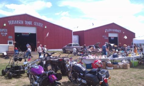 15 Best Flea Markets in Michigan - The Crazy Tourist Michigan Staycation, Tecumseh Michigan, Antiques Road Trip, Michigan Travel Destinations, Great Lakes Michigan, Michigan Camping, Michigan Adventures, Michigan Road Trip, Michigan Vacations