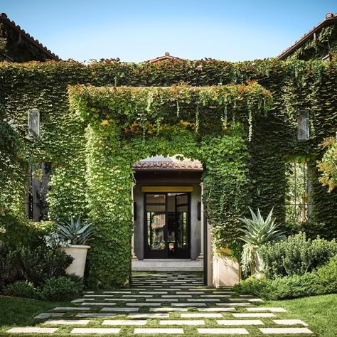 Kourtney Kardashian Gave a Sneak Peek Inside Her Ivy-Covered Home Terrace Inspiration, Kourtney Kardashian House, Kardashians House, Calabasas Homes, Kardashian Home, Gate Designs, California House, Extension Ideas, Vertical Gardens