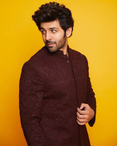 Kartik Aaryan Hairstyle, Pakistani Kurta Designs, Pakistani Kurta, Love Heart Gif, Kartik Aaryan, Handsome Celebrities, Wedding Dress Men, Muslim Kids, Actor Photo