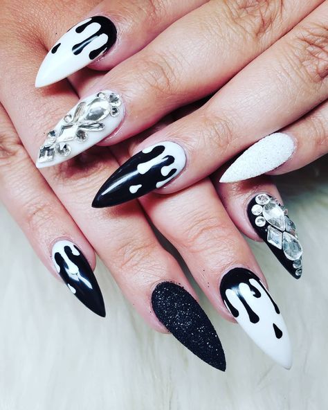 Black And White Drip Nails, Paint Drip Nail Design, Nail Drip Design, Drip Nails Design, Black Drip Nails, Drip Nail Design, Dripping Nails, Drip Nail Art, Halloween Toe Nails