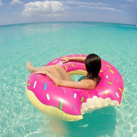 #UOONYOU - Urban Outfitters Good Instagram Posts, Donut Pool Float, Hi Pics, Donut Pool, Instagram Goals, Look Festival, Pool Photos, Pool Floats, Holiday Pictures