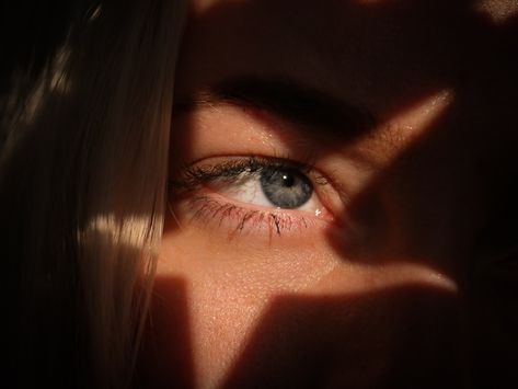 Eye Photos Aesthetic, Shadow In Photography, Portrait Shadow Photography, Shadow On Face Photography, Cool Shadow Photography, Capturing Light Photography, Pictures Of Shadows, Contrast Photography Ideas At Home, Harsh Shadow Portrait