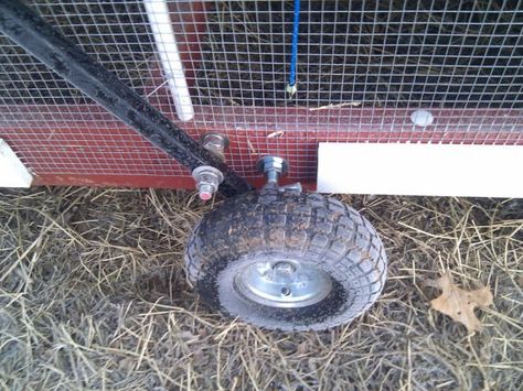 Portable Chicken Run, Backyard Chicken Coop Diy, Sheep Shelter, Chicken Tunnel, Tractor Wheels, Cheap Chicken Coops, Small Farming, Mobile Chicken Coop, Backyard Coop