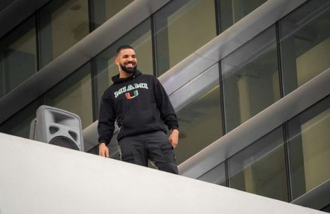 The rapper single-handedly financed a student's scholarship! Champagne Papi, Drake Graham, Student Scholarships, Aubrey Drake, University Of Miami, Inspiring People, Teaching Music, Inspirational People, Good People