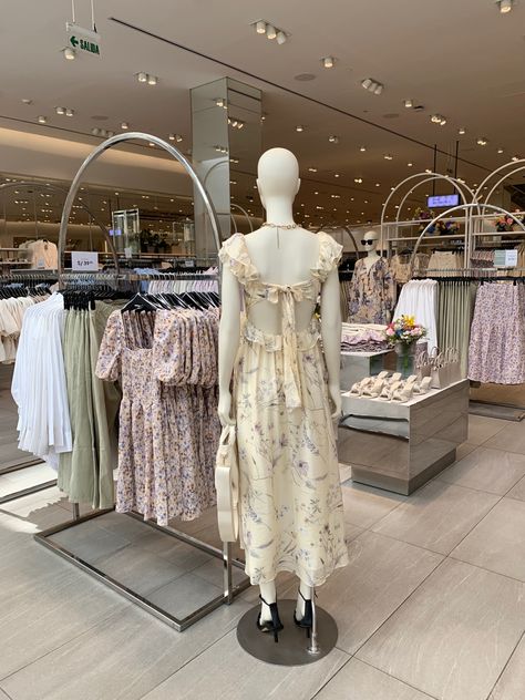 H&M Merchandising Ideas, Bloxburg Builds, Mall Stores, Bra Image, Casual Preppy Outfits, Fashion Illustration Dresses, Retail Store Design, Hanging Fixture, Shopping Centre