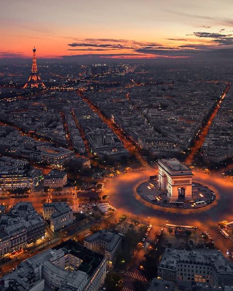 Paris Portrait, Living Modern, Voyage Europe, Paris At Night, Destination Voyage, Photos Vintage, The Eiffel Tower, City Aesthetic, Beautiful Places To Travel