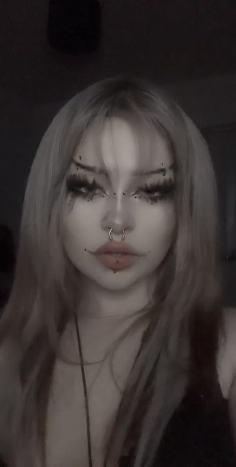 Nonbinary Tiktok, Korn Makeup, Emo Blonde, Grunge Piercings, Piercings Goth, Blonde Makeup, Alt Grunge, Dope Makeup, Makeup Inspo