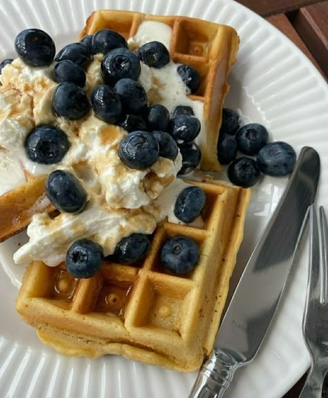 Waffles Aesthetic, Blueberry Waffles, Bakery Foods, Aesthetic Foods, Charlie Video, Food Goals, Food Is Fuel, Yummy Eats, Sweet Breakfast