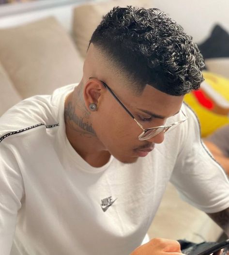 Skin Fade Haircut Men, Low Fade Haircut Men's, Hair Designs For Men, Fade Haircut Curly Hair, Taper Fade Curly Hair, Beard And Mustache Styles, Undercut Fade, Mohawk Hairstyles Men, Black Hair Cuts