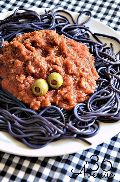 Halloween Spaghetti, Halloween Dinners, Snack Halloween, Menu Halloween, Kids Halloween Food, Diy Halloween Treats, Appetizers For Kids, Halloween Party Snacks, Halloween Treats Easy