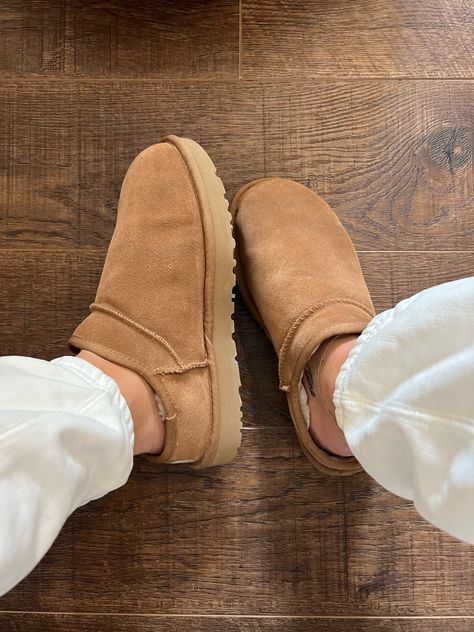 Ugh Classic Slipper Outfit, Ugh Slipper Outfit, Ugg Classic Slipper Outfit, Uggs Sherpa, Ugg Classic Slipper, Ugg Tasman Outfit, Ugg Slippers Outfit, Slipper Outfit, Slippers Outfit