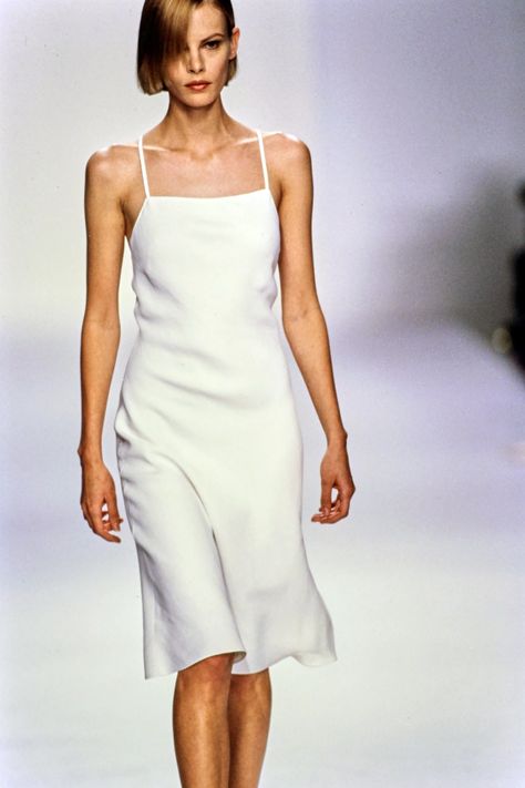 90s Minimalism Fashion, Calvin Klein White Dress, 90s Minimalism, Informal Dress, Fashion Model Poses, 90s Runway, Calvin Klein Collection, 90's Fashion, Calvin Klein Dress