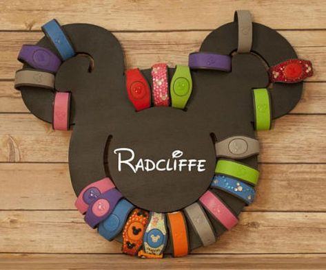 Disney Loft, Disney Craft, Disney Christmas Decorations, Disney Room Decor, Disney Magic Bands, Disney Souvenirs, Crafts For Teens To Make, Disney Rooms, Crafts For Adults