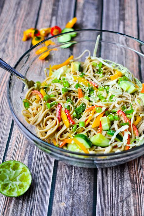 A healthy and delicious cold noodle salad with vegetables and a savory peanut dressing! Udon Noodle Salad, Udon Noodles Recipe, Japanese Udon, Udon Recipe, Noodle Salad Cold, Yummy Noodles, Winter Salads, Udon Noodle, Cold Pasta Salad Recipes