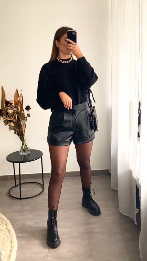 Black Shorts Outfit Fall, Look Short En Cuir, Black Shorts Outfit Winter, Leather Shorts Winter Outfit, Leather Shorts Outfit Winter, Elegant Rocker Outfit, Leather Shorts Outfit Fall, Black Leather Shorts Outfit, Winter Shorts Outfits