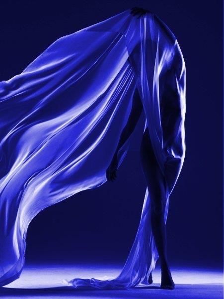 Behind Blue Eyes, Bleu Violet, Foto Art, Feeling Blue, Love Blue, Dance Photography, Blue Violet, Something Blue, Blue Aesthetic