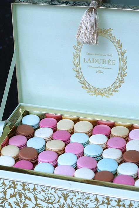 Laduree Wedding, Laduree Nyc, Macaron Wedding, Laduree Macarons, Canada Christmas, Laduree Paris, Favours Wedding, Best Wedding Favors, Wedding Keepsakes