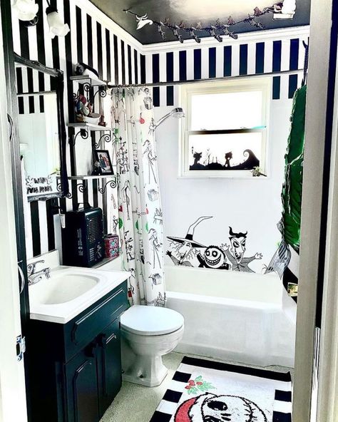 Happiest Disney Home sur Instagram : How fun is this Nightmare Before Christmas Bathroom themed by @a__foolish_mortal ? Swipe to get a closer look at the cute decals! Go check… Nightmare Before Christmas House, Beetlejuice Bathroom, Nightmare Before Christmas Bathroom, Horror Bathroom, Spooky Bathroom, Room Paint Designs, Gothic Bathroom, Cute Decals, Boston House