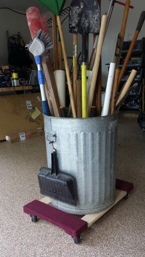 Yard Tool Storage Ideas, Garage Storage Inspiration, Garden Tool Rack, Garage Organization Tips, Garage Organisation, Storage Shed Organization, Garden Tool Organization, Shed Organization, Garage Organization Diy