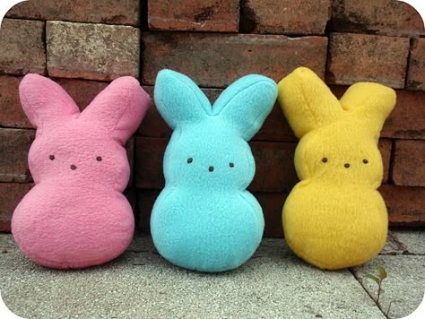 DIY Peeps Plushie by dandelionsandlace via Angela Brian #Peeps #Plusie #Angela_Brian #dandelionsandlace Peeps Crafts, Marshmallow Bunny, Marshmallow Peeps, Spring Easter Crafts, Plushie Patterns, Easter Peeps, Hoppy Easter, Easter Fun, Craft Patterns