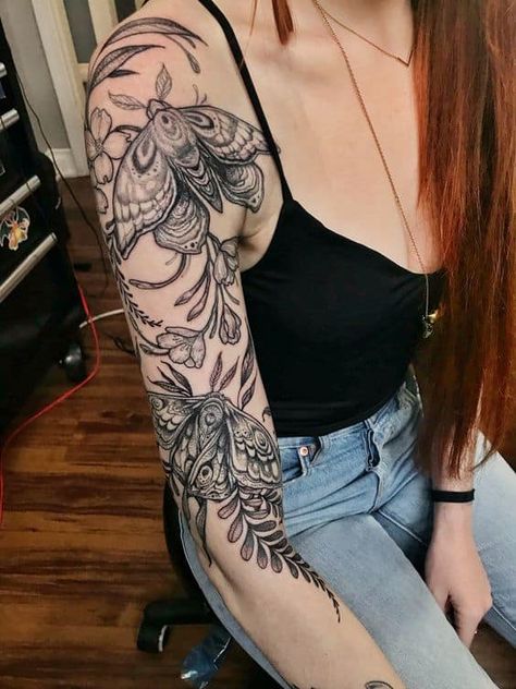 Black And Grey Nature Tattoos, Spooky Floral Tattoo, Honeycomb Tattoo Sleeve, Insect Tattoos, Moth Tattoos, Tattoo On Shoulder, Petit Tattoo, Floral Tattoo Sleeve, Tattoos Geometric