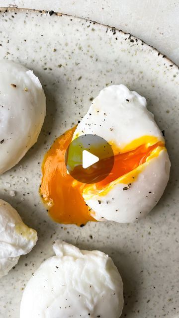 Anja Maršić on Instagram: "THE ONLY EGG POACHING HACK you’ll  ever need 🙌  But I’m serious, poaching has never been so easy! Plus you can poach 6-8 or more eggs at once for bigger brunch parties. This is a method that is used in professional kitchens according to @epicurious and I’m a fan! The secret is white wine vinegar bath that will set egg whites in place before cooking. I’ve been using it for months now ever since my brother forwarded that video to me and now I finally made a how-to video for all of you 🫶 Make sure to save it and use it this weekend 😉 🥑 🍳   You’ll need:  4-6 eggs 200ml white vinegar (alkoholni ocat) 200ml tap water  STEP 1  Make a water bath combining water and vinegar together. Use a wide bowl or a plate. Crack the eggs inside and let them sit in there for appr How To Make A Poached Egg Easy, Egg In Vinegar, Vinegar Bath, Egg Poaching, Brunch Parties, Egg Hacks, Wide Bowl, Ice Bath, Slotted Spoon