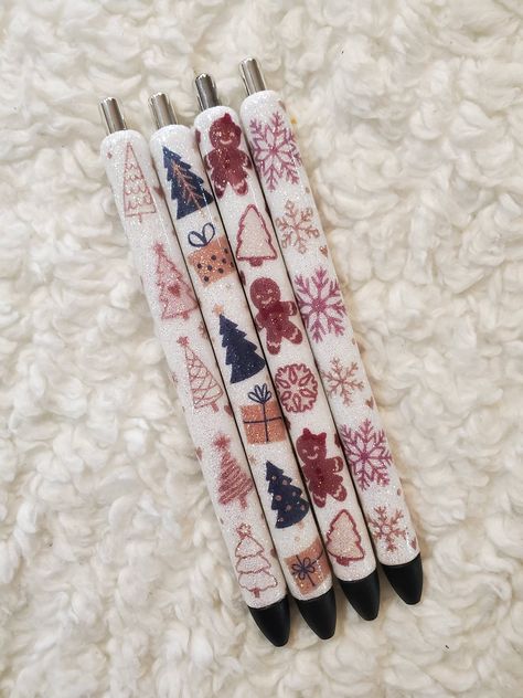 Personalized pens are a perfect gift for a Teacher, collage student, co worker or a friend. Perfect to use with you weekly/monthly planners!! Perfect pen for anyone!! Great for the holidays! Perfect addition to your work desk.  **Designs 4-8 are examples for the pen. You will receive pens with decal on.  You will receive glitter color as pictured. Do not throw pen away! It is refillable!! **Papermate Inkjoy Gel Pen 0.7MM** (for refills) *Avoid leaving in extreme temperatures. *Do not put in mout Grinch Glitter Pen, Disney Epoxy Pens, Christmas Pens Epoxy, Christmas Resin Pens, Diy Coworker Christmas Gifts, Co Worker Christmas Gift Ideas, Epoxy Resin Pens, Teacher Collage, Christmas Pens