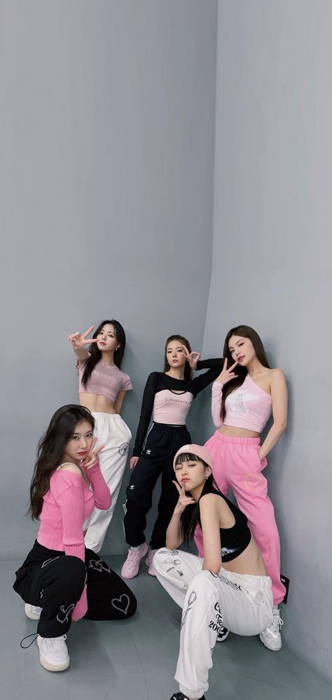 ITZY WALLPAPER Itzy Background Wallpaper, Itzy Ot5 Wallpaper, Itzy Pink, Itzy Wallpaper, Wallpaper Ideas, Kpop Wallpaper, Pink Wallpaper, Cute Wallpapers, Ballet Skirt