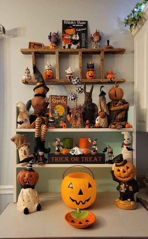 Halloween Shelves, Hot Cider, Halloween Deco, Halloween Stuff, Cider, Halloween Ideas, Trick Or Treat, Shelves, Halloween