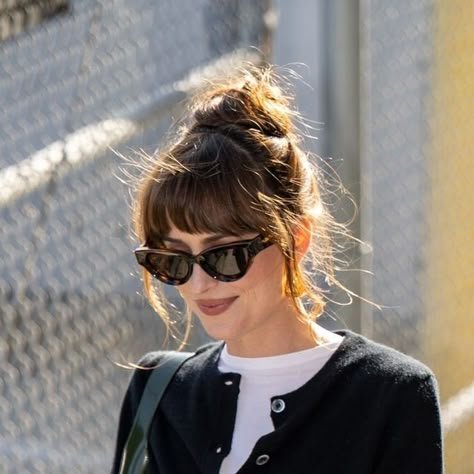 Dakota Johnson Medium Length Hair, Dakota Johnson Nails, Dakota Johnson Sunglasses, Dakota Johnson Am I Ok, Dakota Johnson Hairstyle, Dakota Johnson Haircut, Dakota Johnson Short Hair, Dakota Johnson Aesthetic, Dakota Johnson Bangs