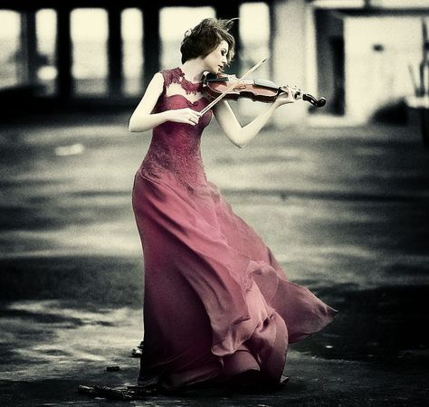 Violin photography, violin pose Violin Photography, Playing The Violin, Musician Portraits, Musician Photography, Violin Players, The Violin, Violin Music, Musical Art, Music Photo