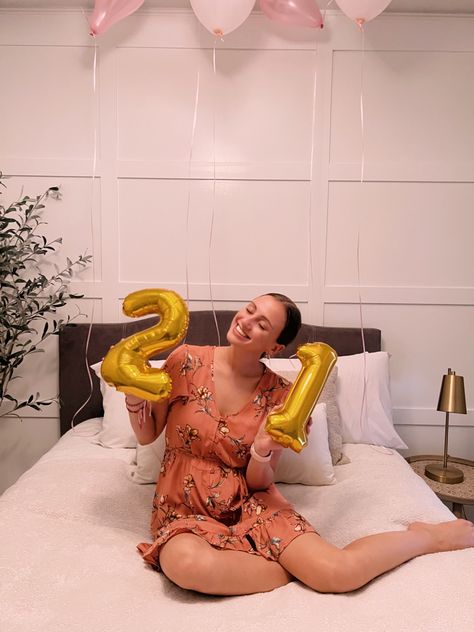 Turning 21 birthday photo shoot inspiration with gold and pink balloons Number Balloons Photoshoot, Birthday Number Balloons, Gold And Pink Balloons, Gold Theme Birthday, 21 Birthday Party Decorations, 21th Birthday, Photo Shoot Inspiration, Happy Balloons, Turning 21