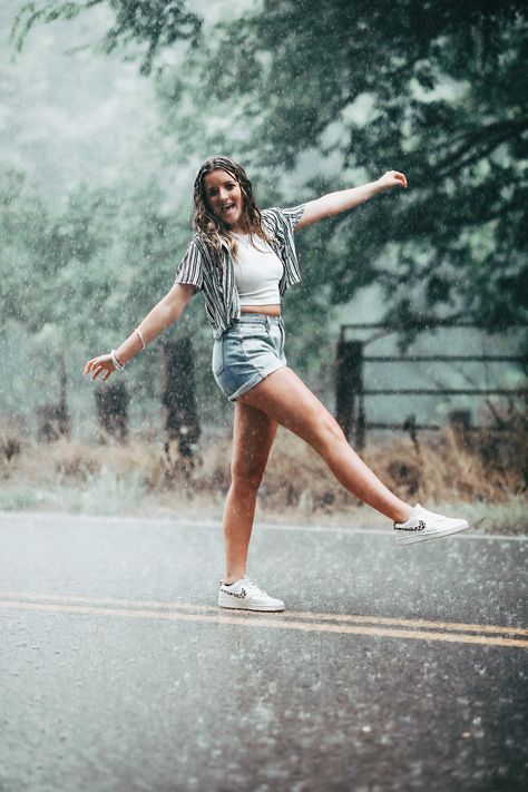 Rain Shoot, Rainy Photoshoot, Rainy Photography, Rainy Day Pictures, Rainy Photos, Rainy Day Photos, Rainy Day Photography, Creative Senior Pictures, Shooting Couple