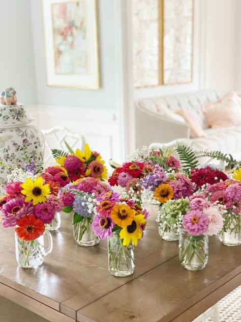 Wild Flower Mason Jar Centerpieces, Casual Floral Centerpieces, Daisy Flower Arrangements Mason Jars, Small Bouquet Centerpieces, Bbq Flower Arrangements, Spring Wildflower Centerpieces, Wildflowers In Mason Jars, Zinnia Sunflower Bouquet, Small Mason Jar Flower Arrangements