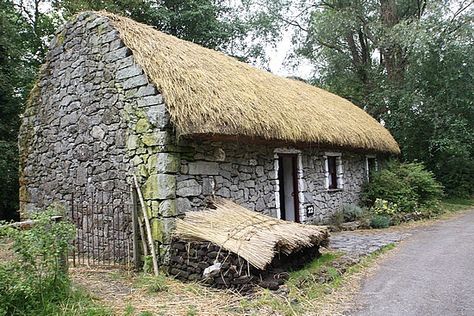 The cottage has one door and window, Dark, damp and cold in winter as draughts came in the gaps. Heating was difficult due to poverty. This is an example of an old Irish cottage mentioned in "Exodus from Hell", by Patricia Hegarty. The story is about the Irish Famine [1845-47] and the English Invasion. Times were hard and people suffered in hellish times. Medieval Cottage, Irish Famine, Ireland Cottage, Ireland History, Medieval House, County Clare, Irish Cottage, Storybook Cottage, Cottage Exterior