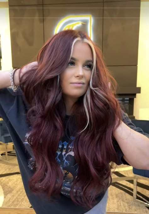 Maroon Hair With Money Piece, Red Hair Blonde Money Piece, Maroon Hair Dye, Red And Blonde Hair Color, Hair Color 2024, Hair Color Cherry Coke, Red And Blonde Hair, Blonde Money Piece, Dark Burgundy Hair