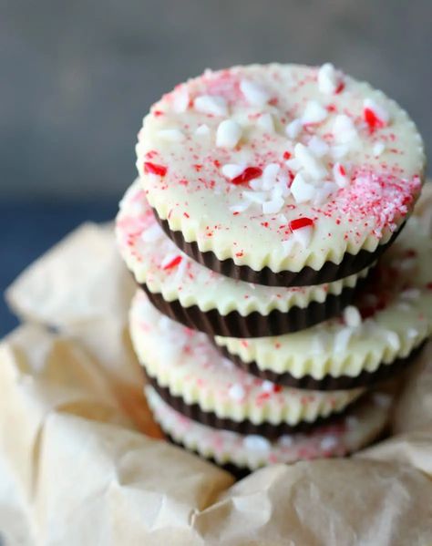 BEST Chocolate Peppermint Cups | gardeninthekitchen.com Peppermint Cups, Peppermint Bark Recipes, Peppermint Recipes, Chocolate Peppermint Bark, Vegetarian Christmas, Christmas Candies, Coconut Dessert, Brownie Desserts, Christmas Candy Recipes