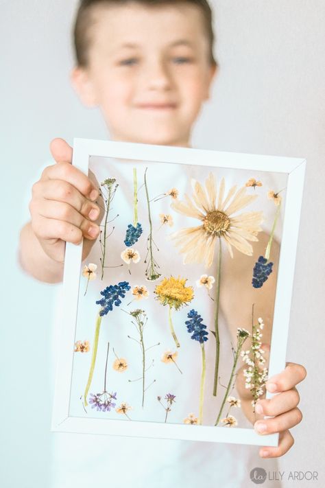 Here are some Mother's day craft ideas you will love! Give her preserved FLOWER ART instead of fresh flowers. This will last for years and will never have to go in the bin from wilting. THIS PRESSED FLOWER TRICK ONLY TAKES 3 MINUTES INSTEAD OF DRYING IN A BOOK FOR WEEKS. Easy Mother's Day Crafts, Diy Mother's Day Crafts, Mothers Day Crafts For Kids, Navidad Diy, Cadeau Diy, Diy Mothers Day Gifts, Pressed Flower Art, Kids' Crafts, Mother's Day Diy