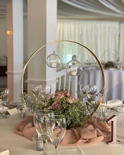 Hoop Ring Centerpieces, Circle Flower Centerpieces, Wedding Hoop Table Decorations, Circle Centrepiece Wedding, Circle Wedding Centerpieces, Round Hoop Centerpieces Wedding, Gold Hoop Wedding Centerpiece, Botanical Hoop Centerpiece, Wedding Hoop Centerpieces