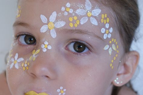 Signature Daisy Face !!! Easter Face Paint, Face Paint Party, Facial Painting, Face Painting Flowers, Fairy Face Paint, Fairy Face, Paint Aesthetic, Fairy Costume Diy, Festival Face Paint