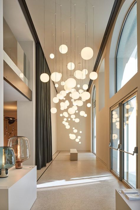 Lobby Lighting, Open Ceiling, Lounge Lighting, Lighting Showroom, Luxury Chandelier, Showroom Design, Lighting Design Interior, Interior Architect, Milan Design Week