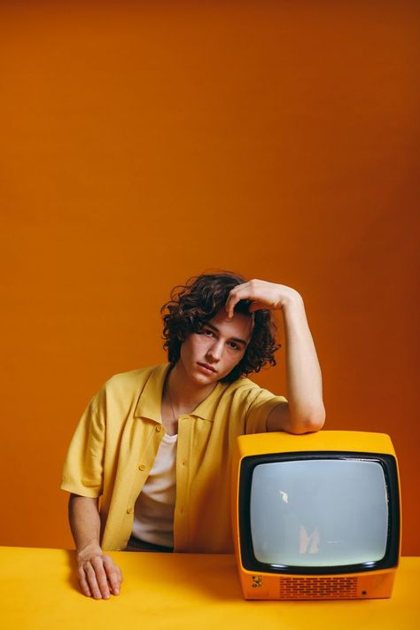 Guy Sitting, Blank Screen, Gay Outfit, Art Photography Portrait, Pics For Dp, Man Sitting, Studio Photoshoot, Boy Photography Poses, Model Face