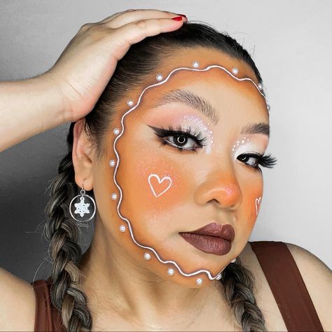 Cute gingerbread look with pearls and nude lips Gingerbread Man Costume Women, Ginger Bread Makeup, Gingerbread Makeup Look, Gingerbread Man Makeup, Gingerbread Girl Costume, Cookie Costume Diy, Gingerbread Makeup, Shrek Makeup, Gingerbread Costume