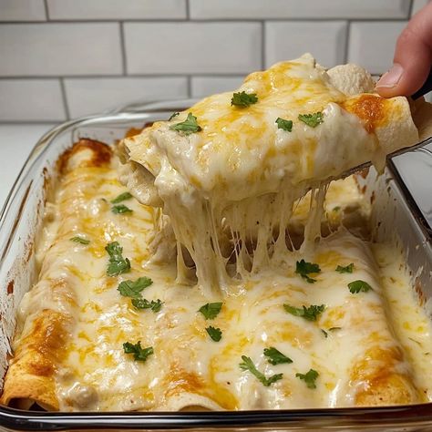 White Chicken Enchiladas - Easy DIY Recipes Chicken Enchiladas White Sauce, Shredded Chicken Dishes, White Sauce Enchiladas, Sour Cream Chicken Enchilada Recipe, Tender Shredded Chicken, Enchiladas Healthy, Easy Chicken Enchilada Recipe, Turkey Enchiladas, Enchilada Ingredients