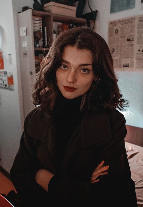 Dark Academia Makeup Looks, Dark Academia Hairstyle, Dark Academia Hair, Dark Academia Makeup, Academia Makeup, Academia Hairstyle, Female Portrait Poses, Dinner Summer, Aesthetic People