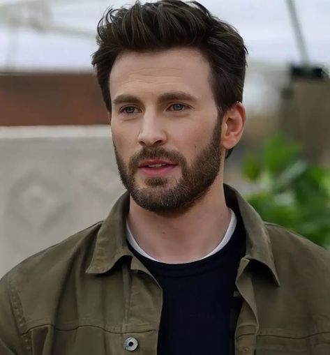 Chris Evan Hairstyles, Chris Evans Hairstyles, Chris Evans 2023, Chris Evans Hair, Ghosted Chris Evans, Captain America Haircut, Long Hair Chris Evans, Chris Evans In Ghosted, Chris Evans Face