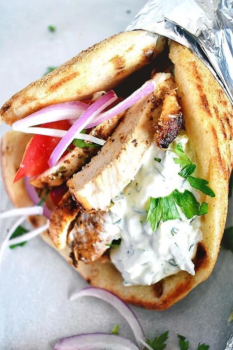 The best Greek Chicken Gyros Wraps. Recipe With Tzatziki, Greek Marinated Chicken, Chicken Gyro Recipe, Chicken Gyro, Tzatziki Sauce Recipe, Wallpaper Food, Gyro Recipe, Chicken Souvlaki, Chicken Gyros